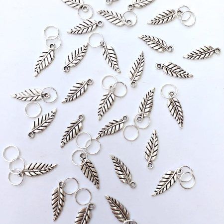 Dijes para trenzas plateados